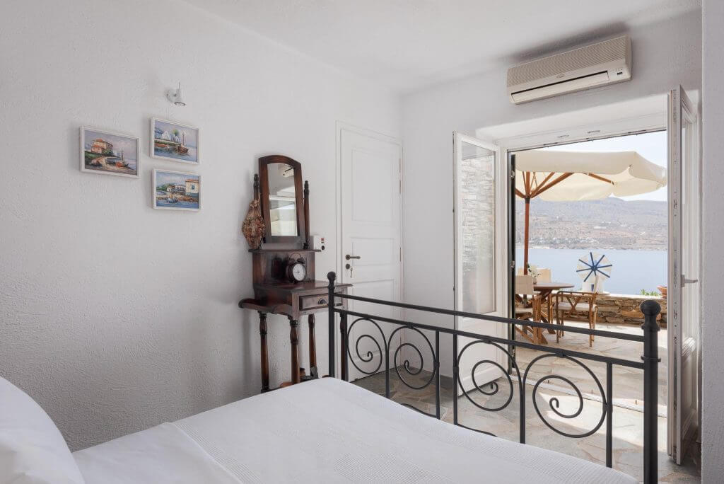Spacious queen-size bedroom with en-suite bathroom in Kea Blue Heaven.